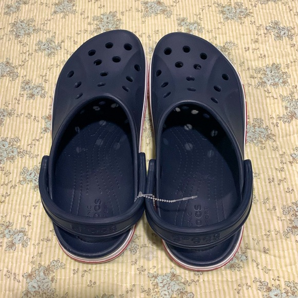 Crocs Men’s Size 10 NEW Navy Blue White Red Crocs on side Sporty & Comfortable - Picture 4 of 10